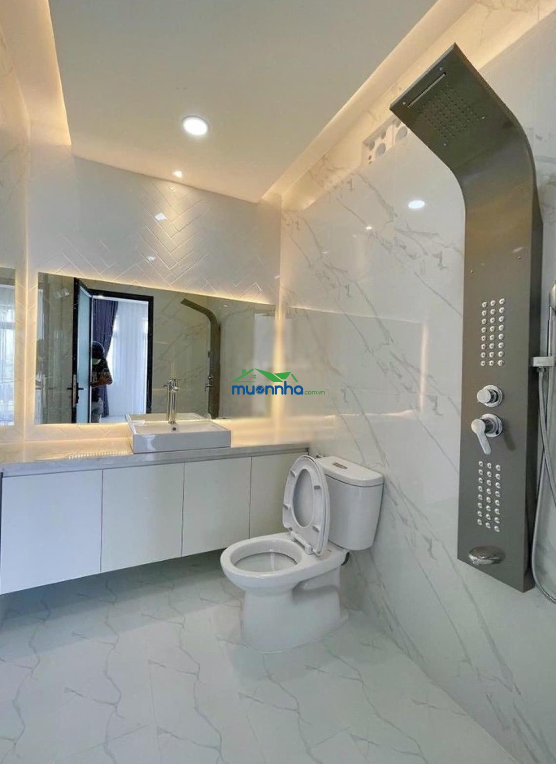 Gia đình bán gấp nhà đang cho thuê 30tr, đ.trần minh quyền -q.10.giá 2tỷ990/64,8m2, gần đh văn hiến