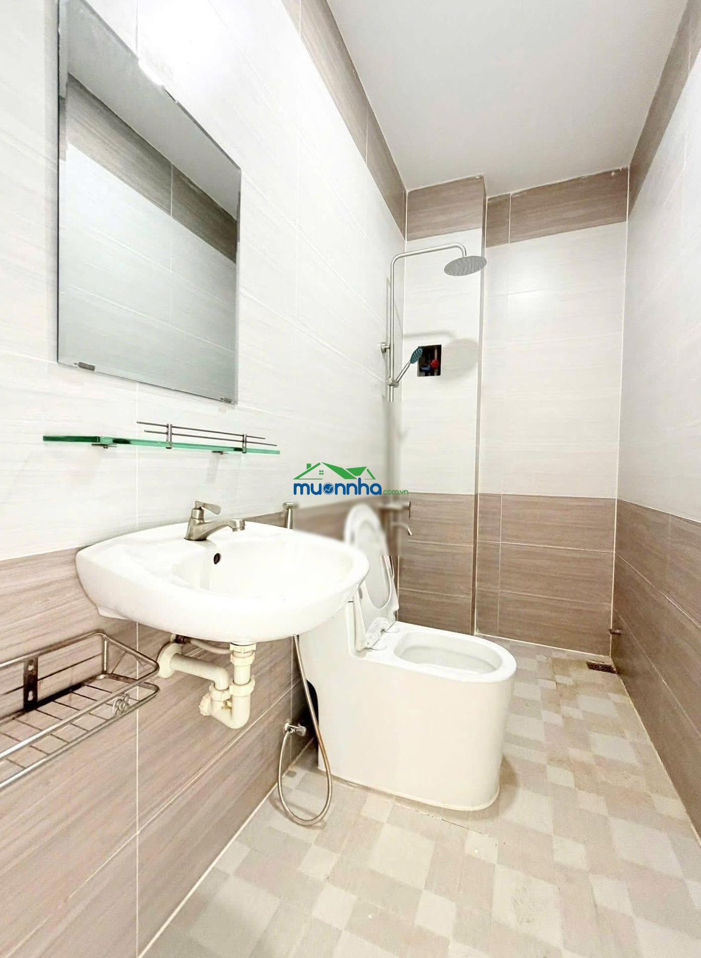 Quận 12, giảm 450tr còn 5.85 tỷ bán nhà 4.5 x 15, đường dọc kênh, xe tải thông, hiệp thành