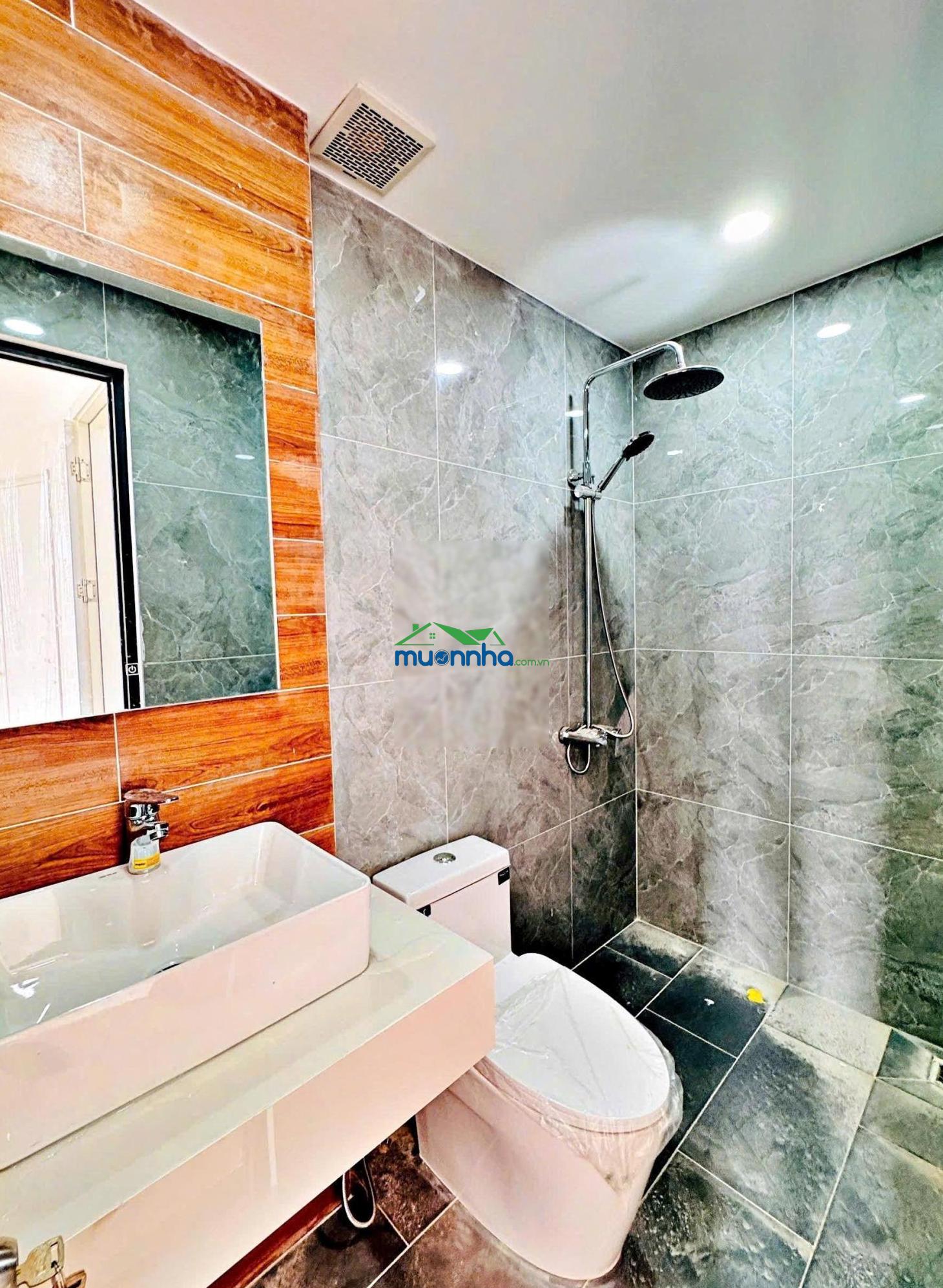 Nhà mới quốc lộ 13 - sát vạn phúc city. đúc btct 5 tầng vừa ở vừa kinh doanh. 5pn, 6wc, hướng đông - 3