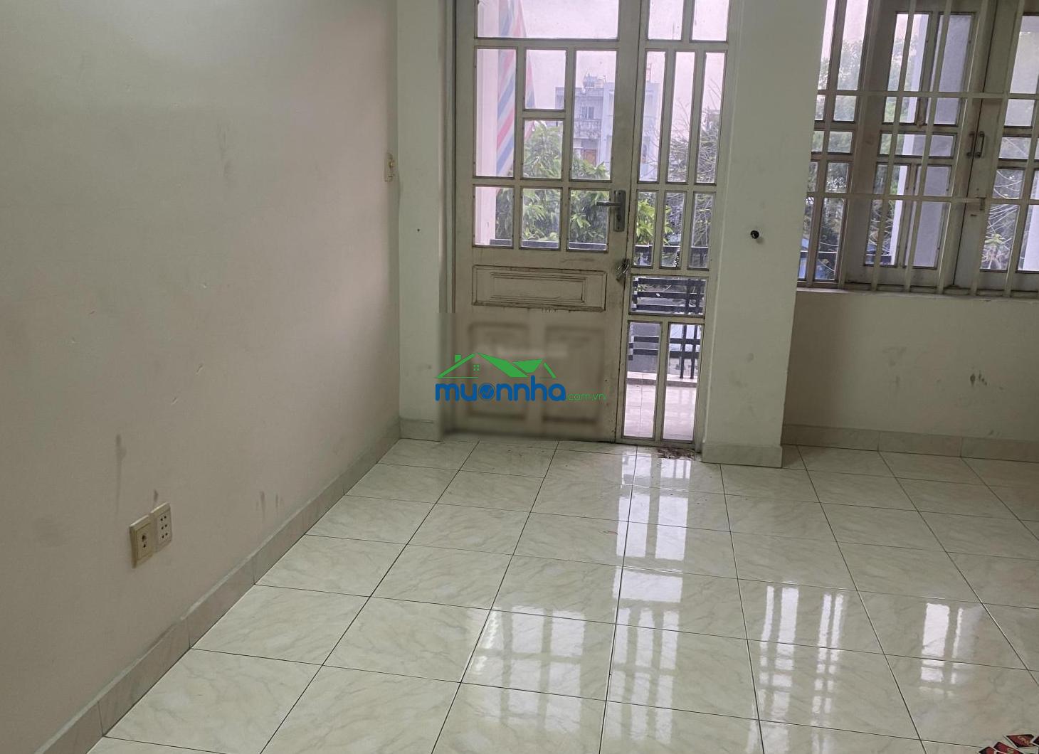 Hạ giá bán nhanh nhà gần trường đua phú thọ. dt: 4x16m. 3 lầu - 3