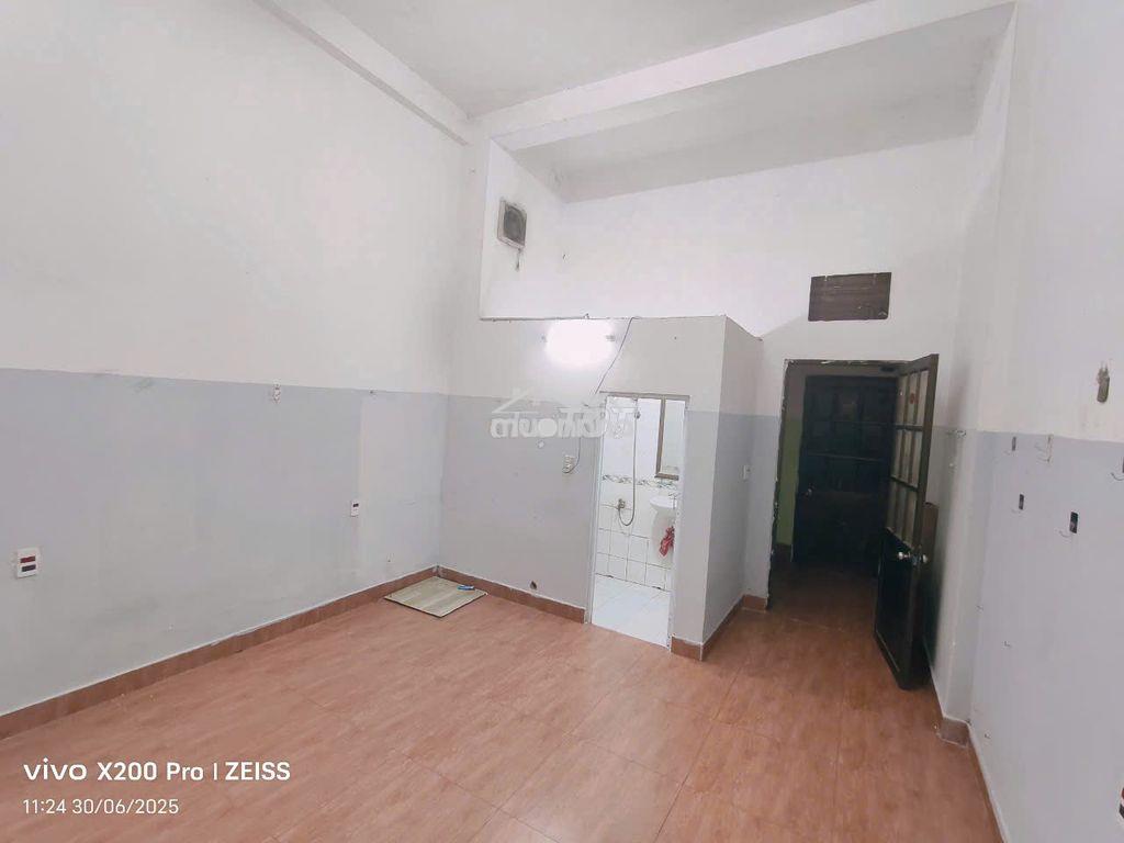 Phòng không nội thất nhà vệ sinh riêng - 2