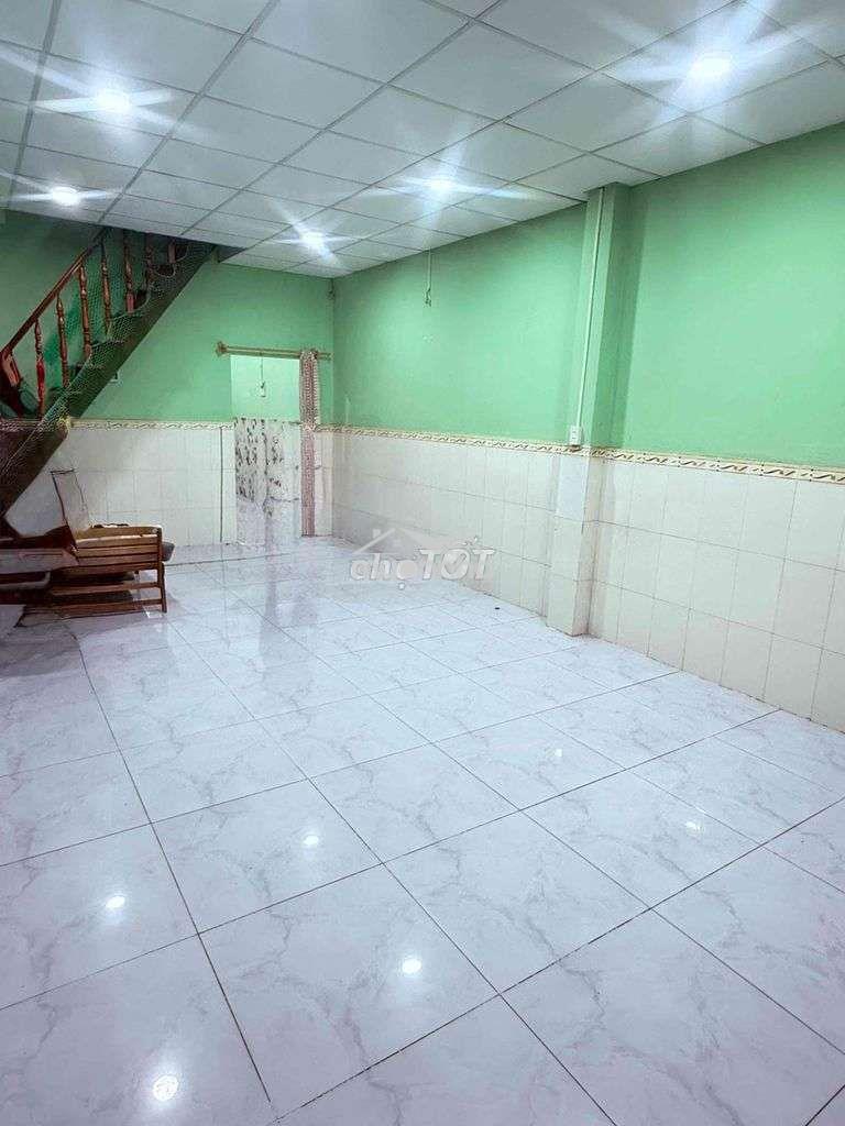 Cho thuê nhà đường phạm hùng c1 dt.4m×20m } 1 lầu 2 phạm 1toilet hẽm4m - 4