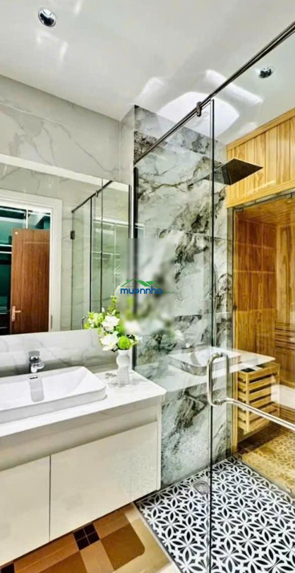 Bán gấp căn nhà đậu xe hơi trước. giá 4ty250tr nguyễn kim, q10. dt 90m2, hẻm 6m, thuê 19tr. shr