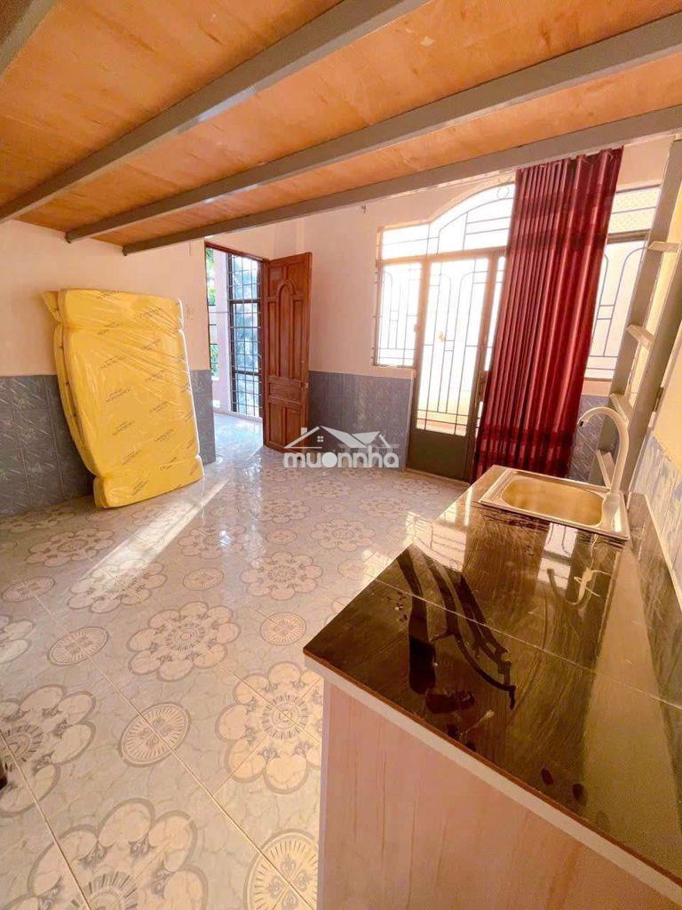 Ảnh thật,cho thê phòng to , ban công,gác lững, tolet riêng, bếp riêng