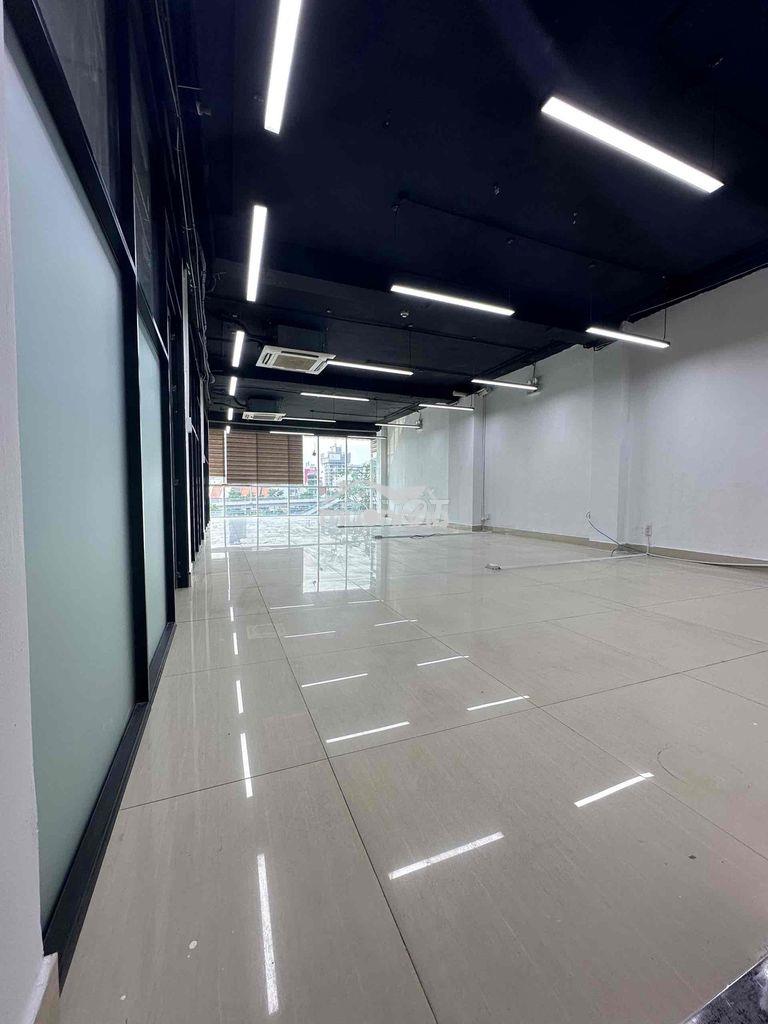 Cho thuê vp bến vân đồn 160m2 view sông ngăn sẵn phòng họp, phòng sếp