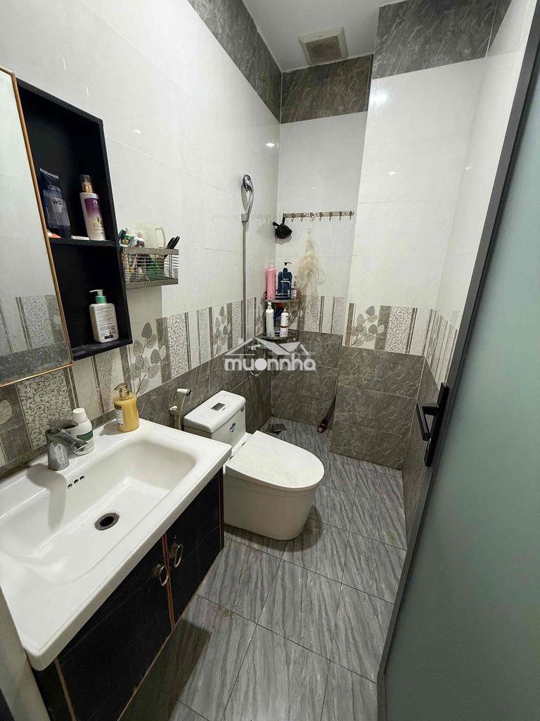 Nhà 2 lầu 1 trệt đẹp mới mua về ở luôn- đường thông 6m - 2