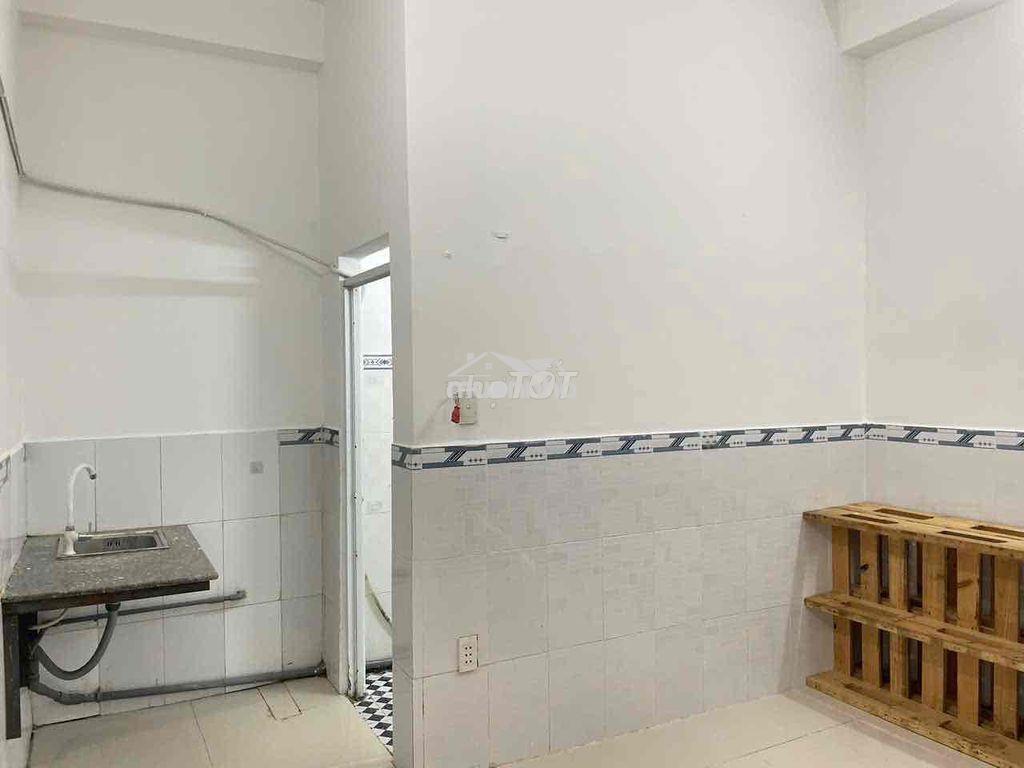 Cho thuê phòng chdv máy lạnh, giờ tự do 3tr/th đối diện chợ da sà - 2
