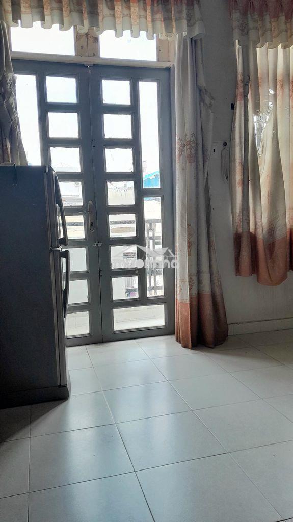 Phòng cho thuê, gần q.10 có máy lạnh tủ lạnh, ban công cửa sổ mát mẻ