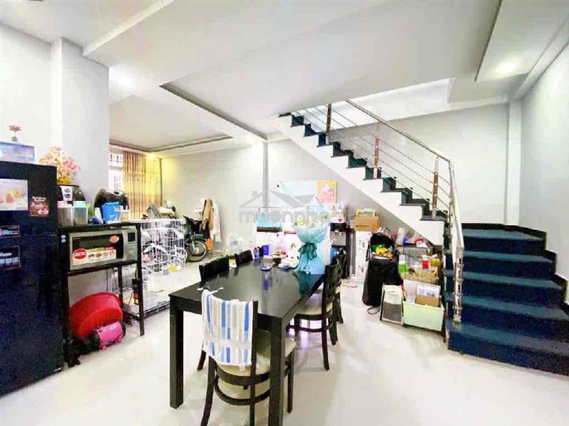 Rộng là được: 5mx10m,cách 1 căn ra mặt tiền thông nguyễn tri phươngq10