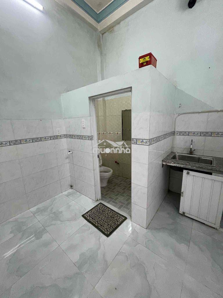 Phòng cho thuê có máy lạnh, tủ lanh đông hưng thuận 17 - 4