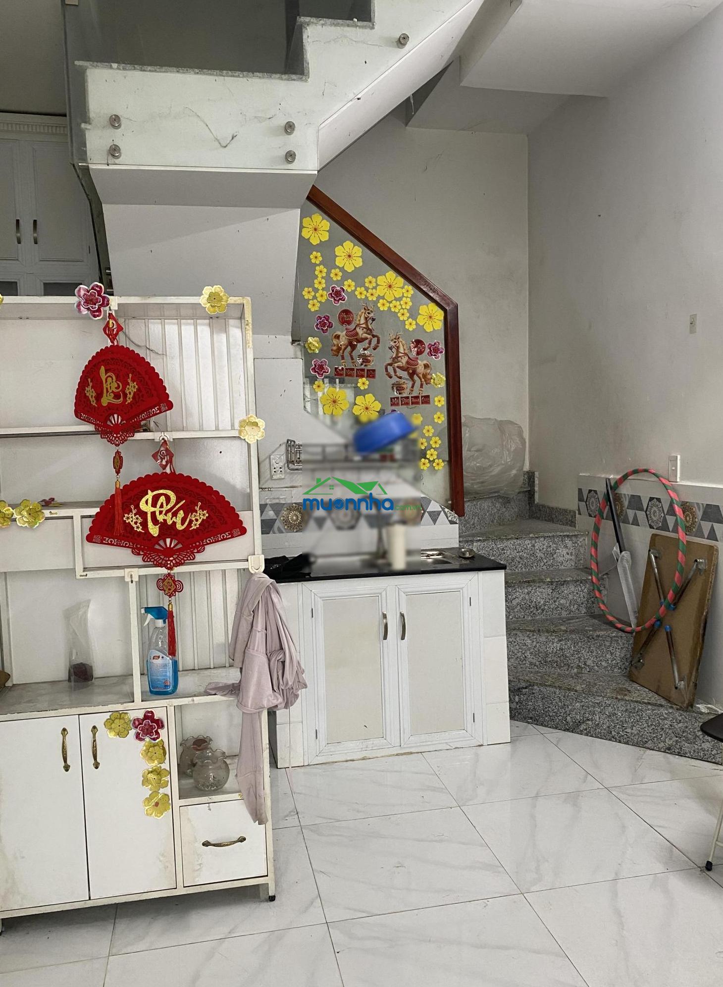 Bán nhà riêng, sổ hồng, 1 trệt 2 lầu, 3 toilet, phòng khách bếp.