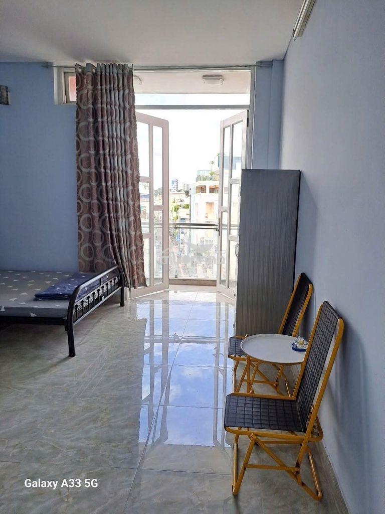 Phòng ban công view mặt tiền đường bàn cờ và điện biên phủ