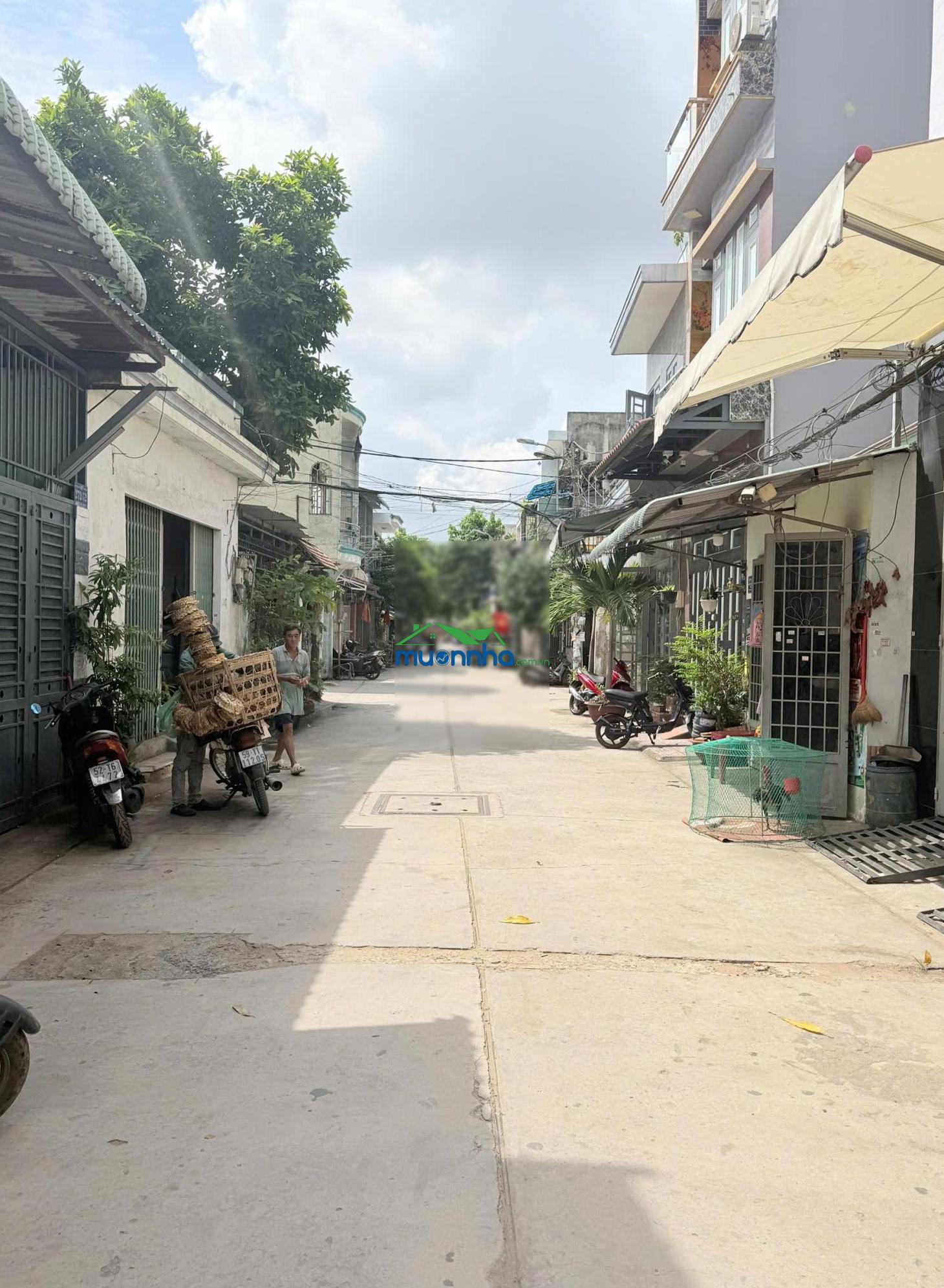 Nhà bán. cách kênh tham lương chỉ 1 bước chân còn đúng 1 căn duy nhất hơn 3 tỷ ngay kênh tham lương