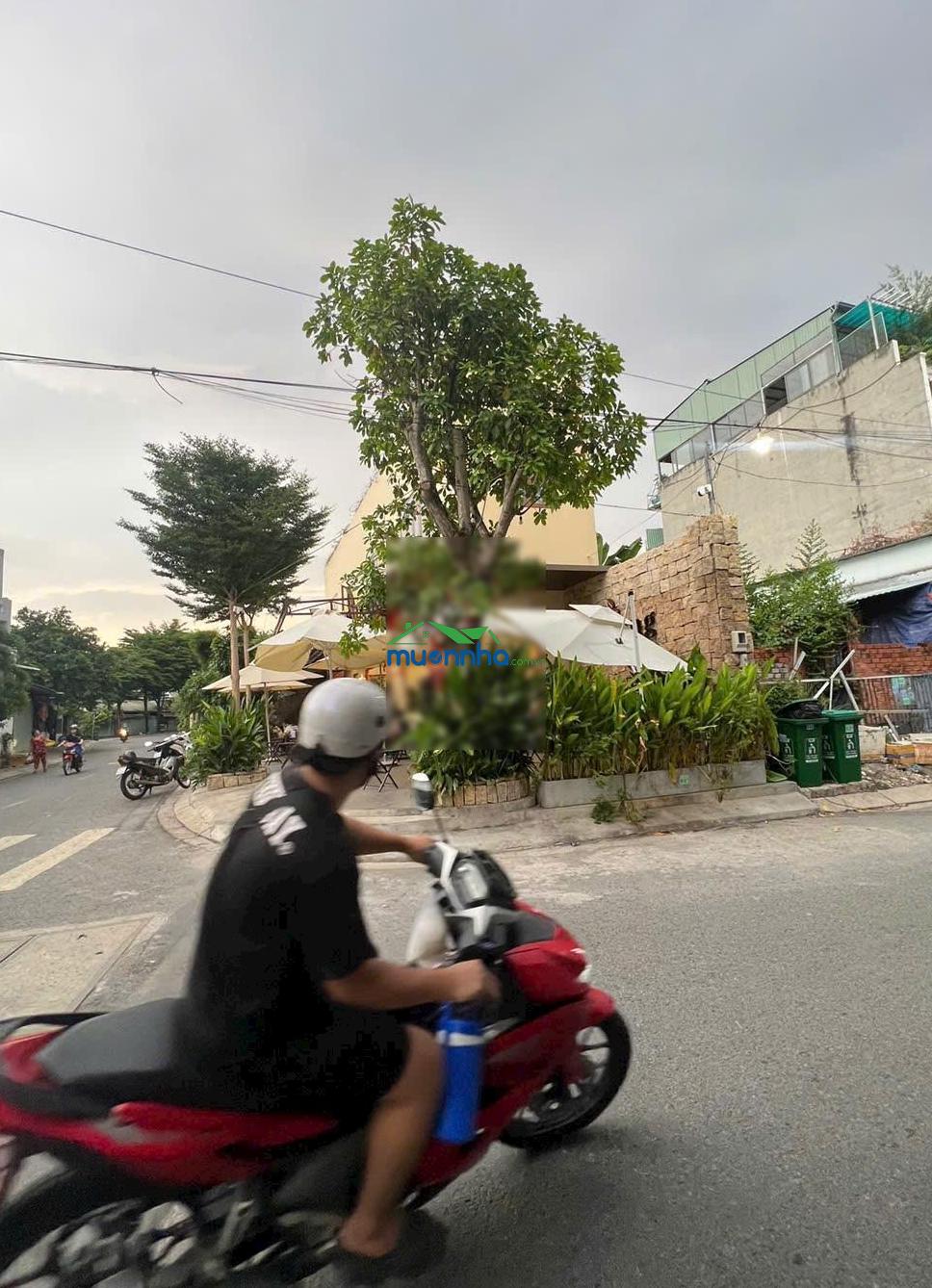 10 tỷ - dt 130m2 (6 x 22m). - có 3pn, 3wc - sổ hồng riêng. - doanh thu 50tr tháng - linh xuân - 3
