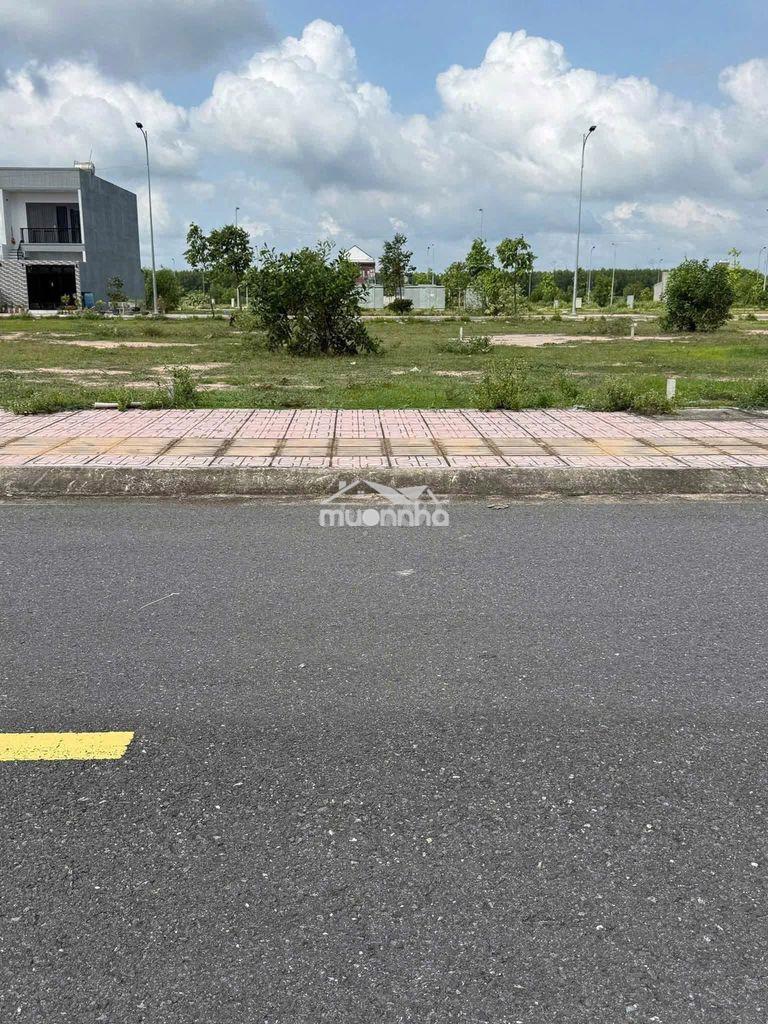 Bán gấp lô đất 100m ấp 4 an viễn. ngay trục chính,xây dựng tư do