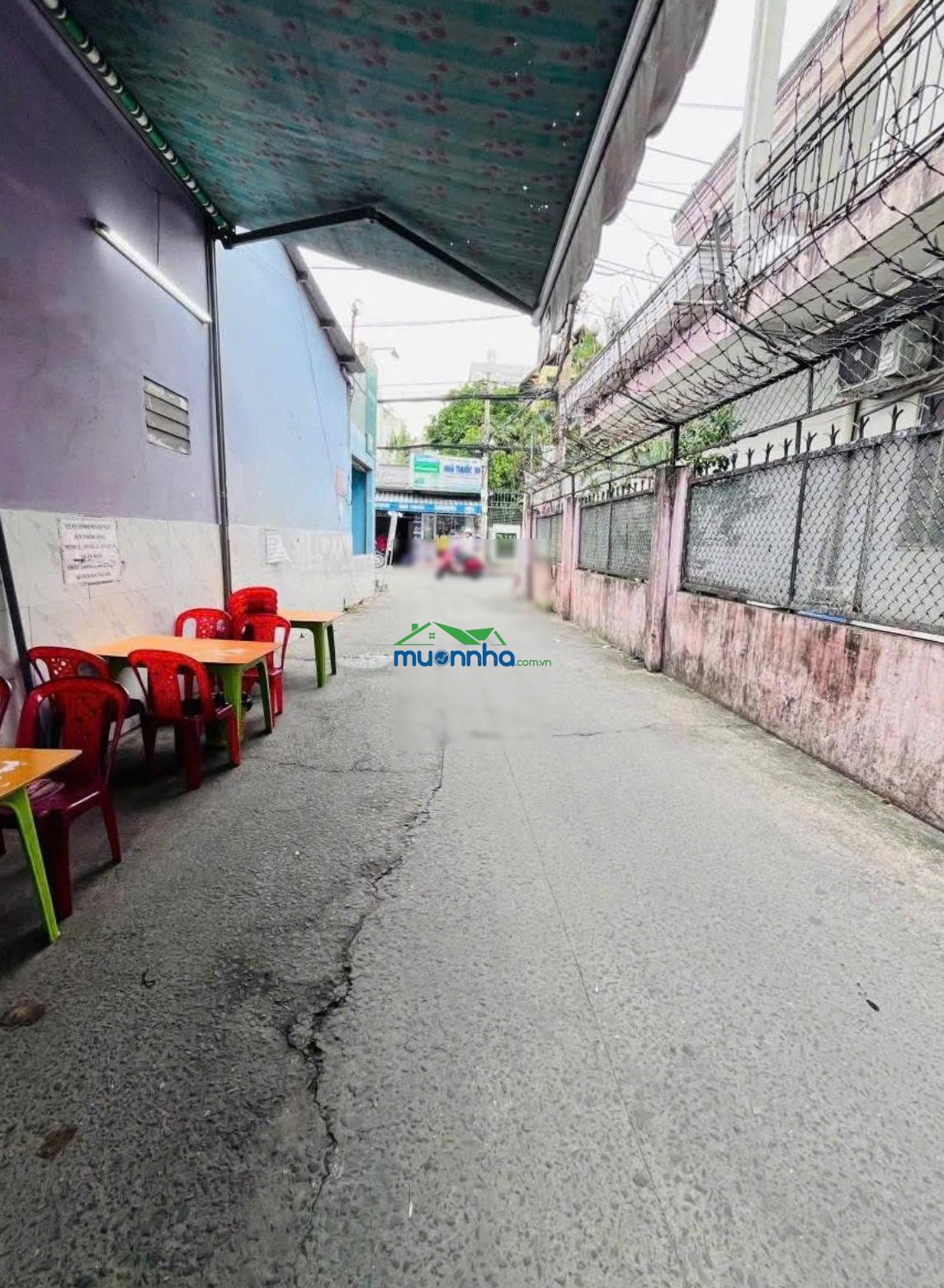 Bán nhà cũ 2 mặt tiền kinh doanh đường đoàn nguyên tuấn gần với tân liễu cách chợ hưng long 5p.