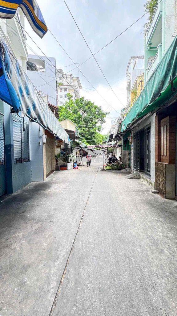 Nhà hẻm xe tải ngang 5m ô tô ngủ trong nhà giá hơn 4 tỷ