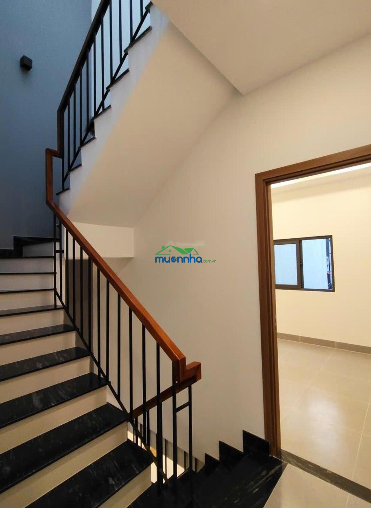 Nhà mới xây ô tô vào nhà khu đông tăng long