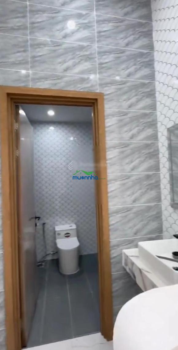 Bán nhà 1 trệt 1 lầu gần chợ hưng long (5x17m) 4pn - 3wc - 4