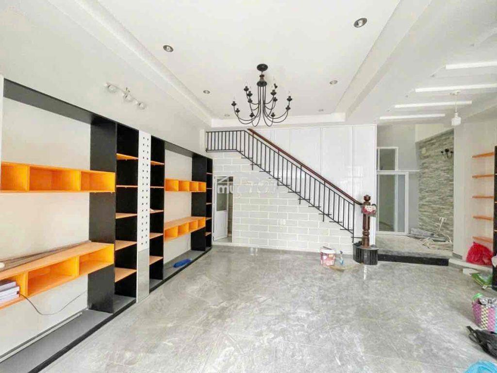 Nhà đẹp,sân rộng rãi,mt đường 85 tân quy q7 - 3