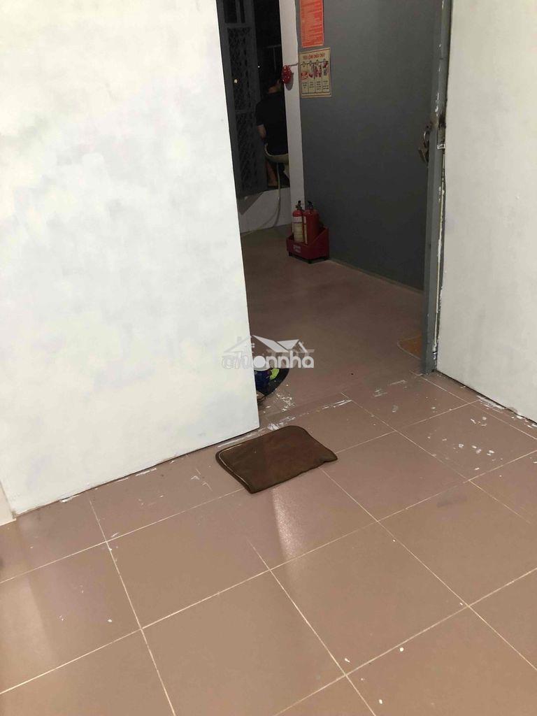 Phòng 1tr8 trong nhà nguyên căn