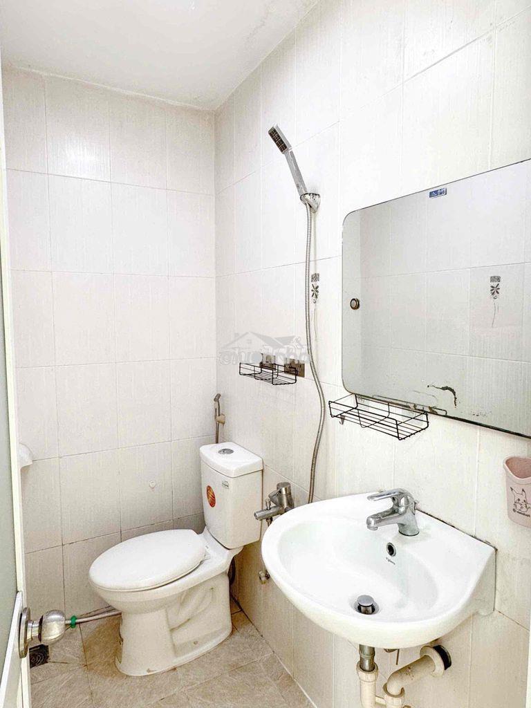 Phòng cửa sổ trời thoáng đẹp ngay cầu kiệu quận 1 - 3