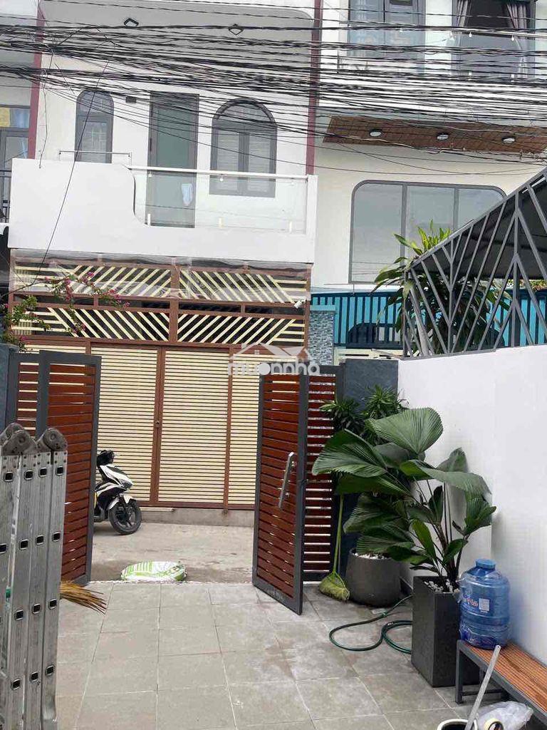 Nhà 1 lầu + 3 phòng ngủ ( trên 2 dưới 1 ) , sân ô tô
