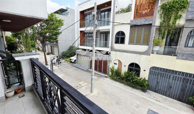 Ban công full nội thất cuối nguyễn thái sơn gò vấp(không tính phí dvu)