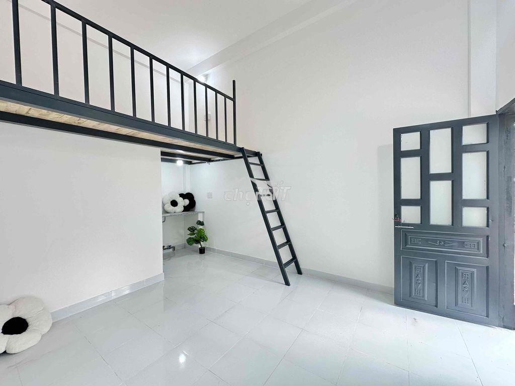 Khai trương dãy chdv rộng 30m gác cao 2 mét giữ phòng đến tháng 8 - 2