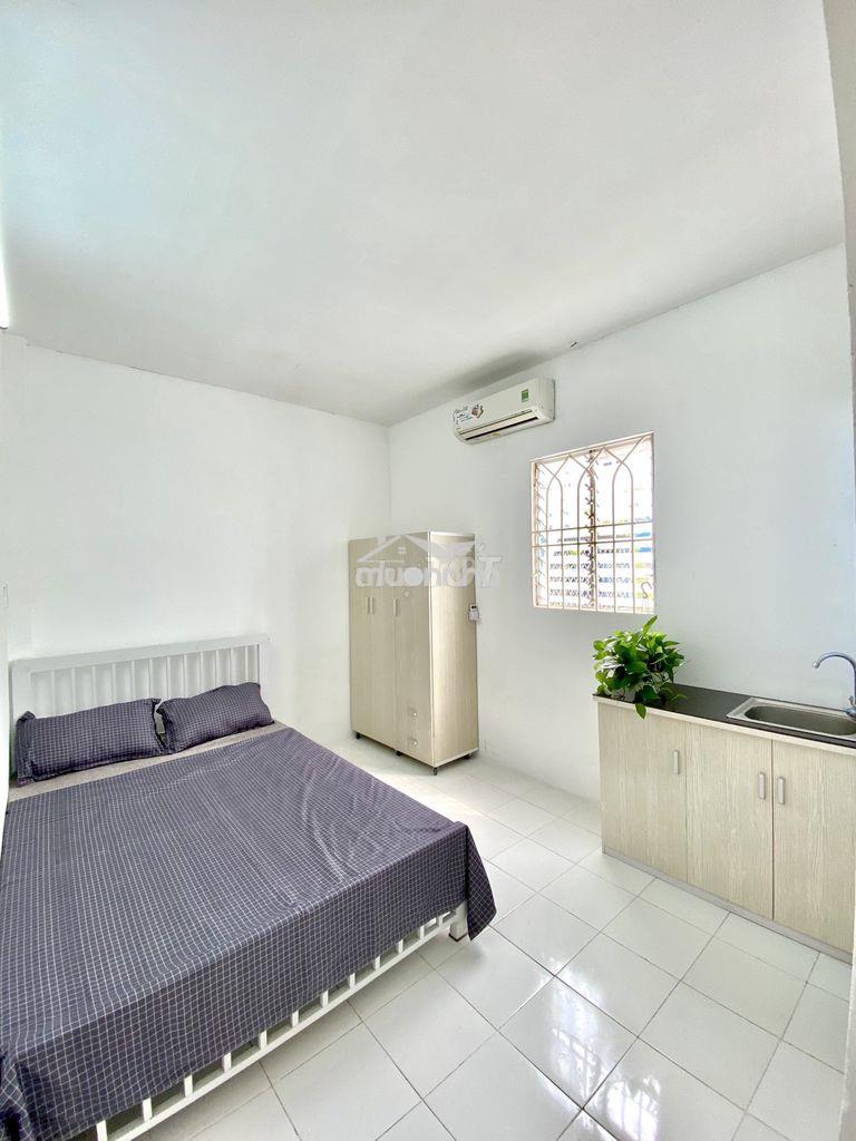 Phòng sẵn nội thất, thoáng mát. gần phan xích long 2 phút - 3