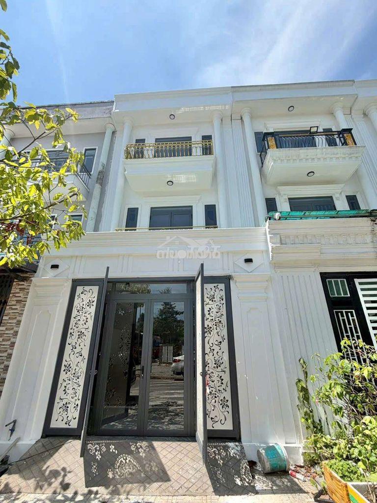 Nhà mới 3 tầng hoàn công