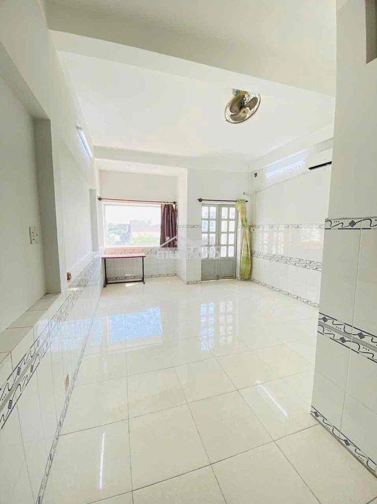 Phòng ban công _ đủ nội thất _ gần cđ điện lực
