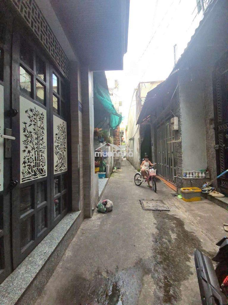 Bán nhà hẻm nội bộ lạc long quân 34m nhà 2 tầng giá re