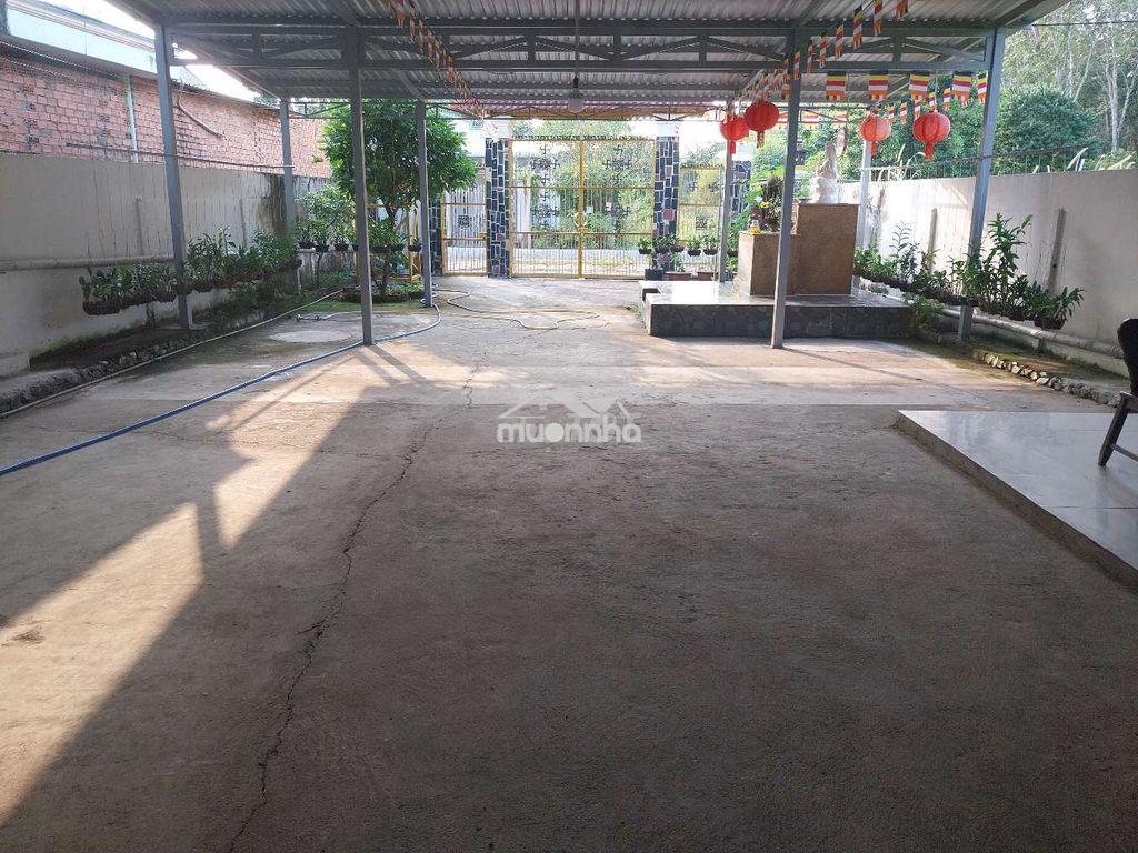 Nhà rộng, thoáng mát, có sân vườn trước và sau nhà trồng rau trồng hoa - 3