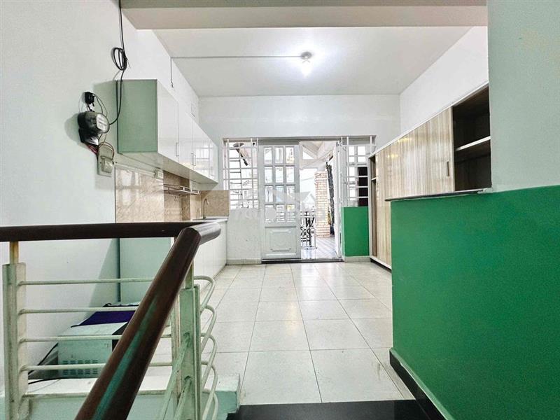 Phòng ban công giá rẻ đường huỳnh tấn phát
