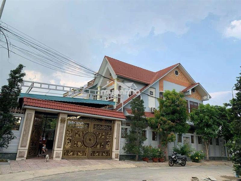 Biệt thự sân vườn hơn 500m2 3 tầng. ngang 30m khu biệt thự phú nhuận