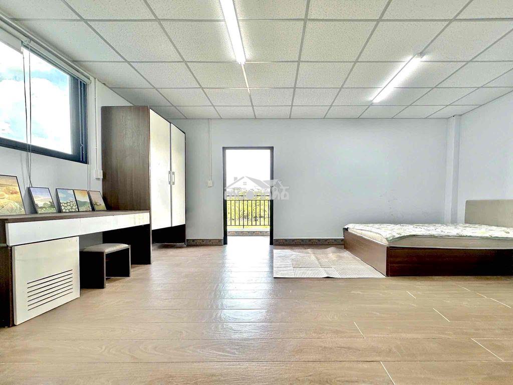 Phòng có ban công riêng 50m2 ngay view sông bao mát gần bến xe q8 - 3