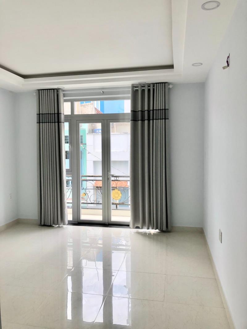 Phòng mới, đẹp, có nội thất ban công. gần ngã 4 hàng xanh. đbl