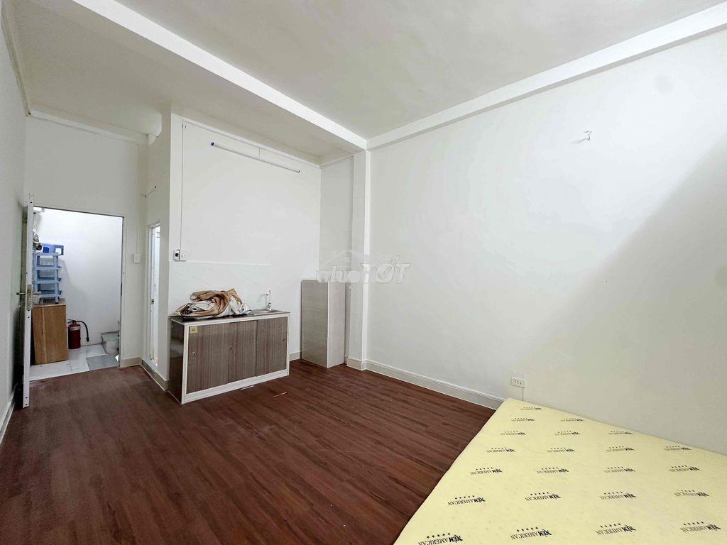 Studio full nt 30m2 | ban công | gần ueh q10 cách 1km | 3 phút đi xe - 2