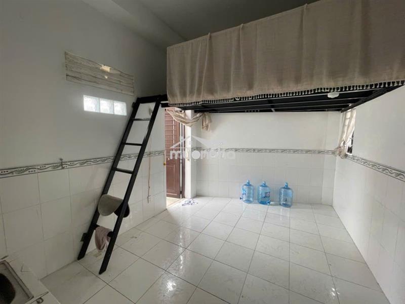 Cho thuê phòng trọ ngã tư hàng xanh, 4,5 triệu, 20m2, có gác, ban công