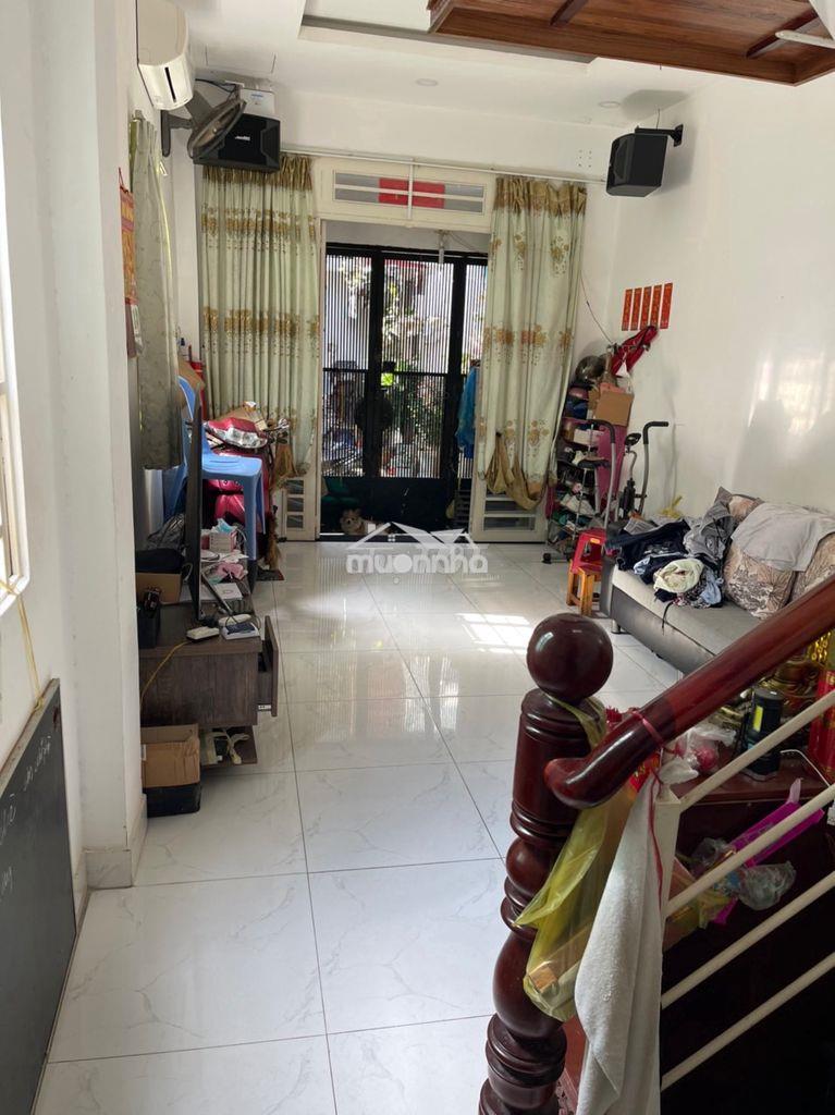 Nhà quận 4 gần chợ 200