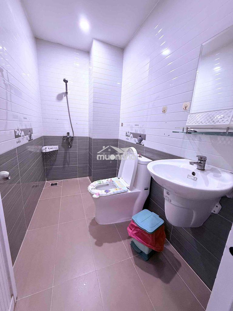 Chính chủ cho thuê phòng ban công view đẹp khu trung tâm q8!