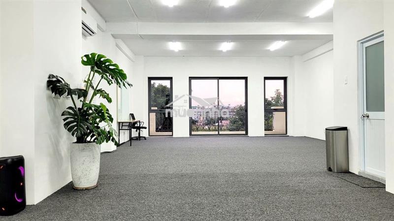 Văn phòng 80m2 sẵn nội thất, có hầm xe tại hầm xe ở vạn phúc. giá 12tr