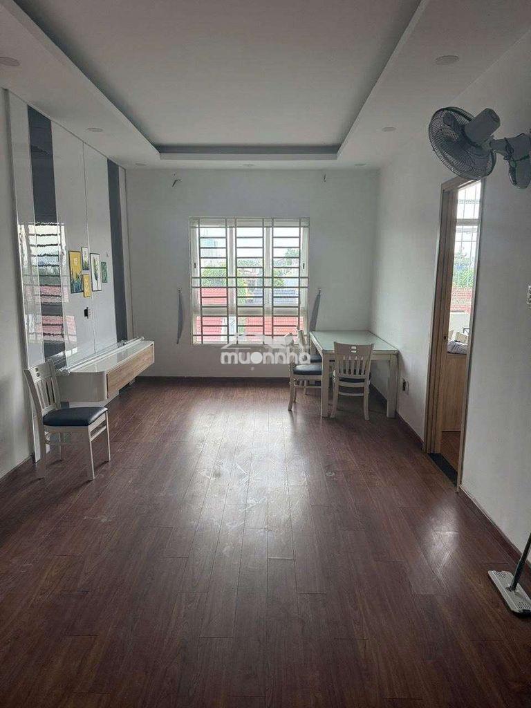 Bán căn giữa cầu thang