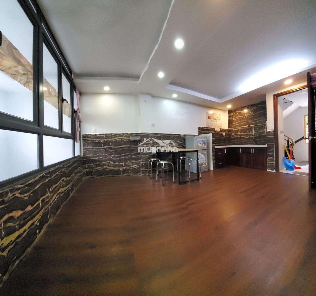 Phòng sạch, thoáng có bếp lớn, cửa sổ lớn ở tầng lửng - p5 q8 - 2