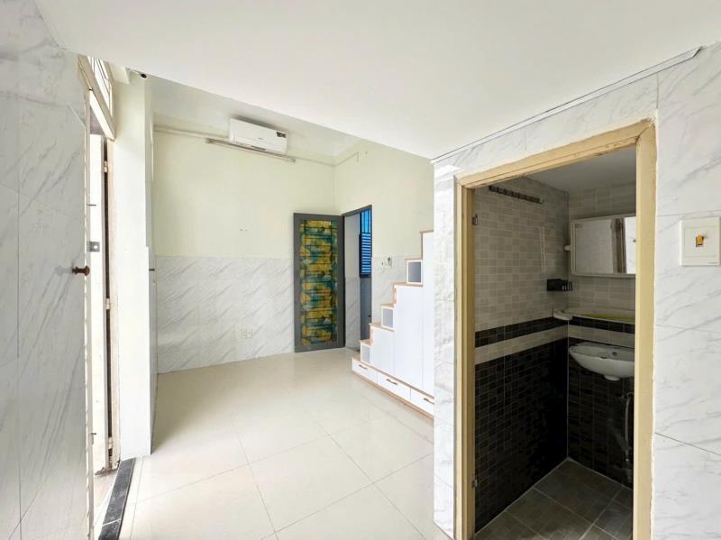 Cho thuê phòng trọ ban công | có gác lửng cao 1m6, nội thất có sẵn ở đường lê thúc hoạch, gần chợ tân hương - Ảnh 3