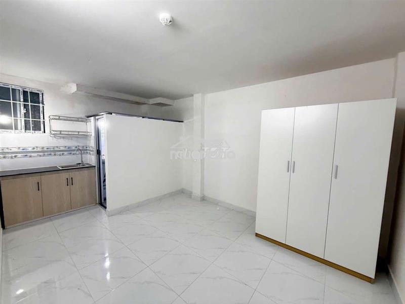 Phòng máy lạnh, nội thất cơ bản ngay cạnh aone tân phú
