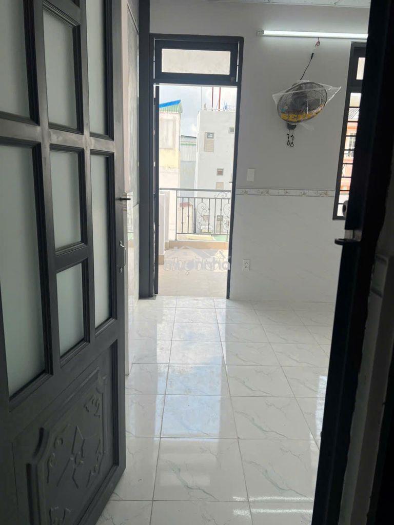 Mới xây. gác cao, máy lạnh 4tr. ngã 4 hàng xanh, uth ,ftu,hutech,q2,q1