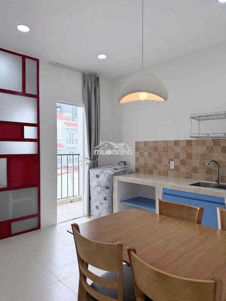 Studio ban công gần hàng xanh