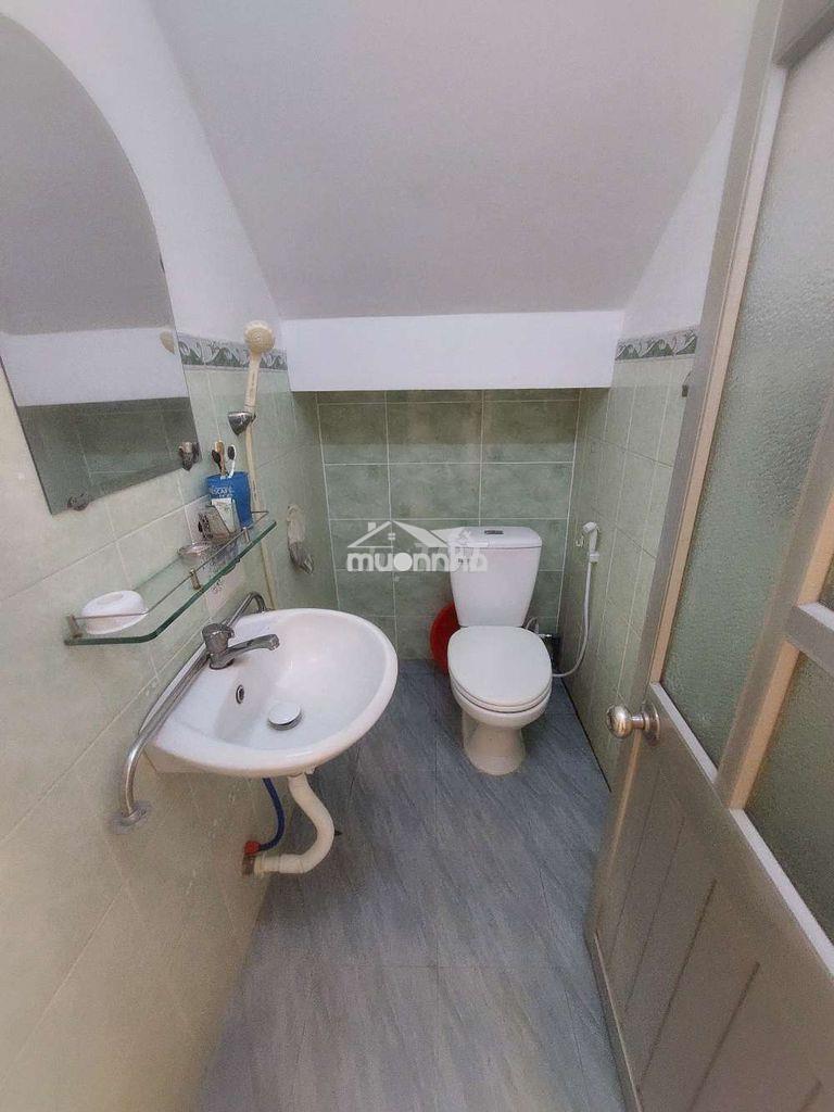 Cho thuê nhà đường phạm hùng c4 dt.4m×17m } 1 lầu 3phòng 2toilet hẽm5m - Ảnh 3